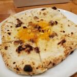 ピッツェリア アッローロ - ペペロンチーノに卵黄 