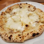 Pizzeria ALLORO - クワトロフォルマッジ