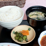 Kurashiki Kantori Kurabu Resutoran - ご飯、味噌汁、漬物