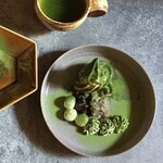 カフェ大阪茶会 - 秋冬限定【栗トリビュート】人気のプレートデザート「甘味トリビュート」の粒あん半分に加えて、ほんのり甘くて温かい栗あんを人気です。