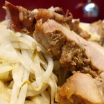 ラーメン二郎 - 豚の厚み