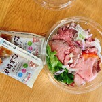 Salad Cafe SALAPARA - 炭火焼ローストビーフのスペシャルご馳走サラダ  200g（100g598円）