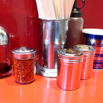 ラーメン二郎 - 卓上調味料