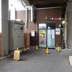 ラーメン二郎 - 店外のウェイティングスペース