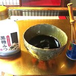 利久庵 - 黒糖みつで頂くアイスコーヒー、抹茶碗です（￥２５０）