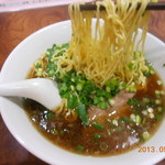 魯園菜館 - 麺リフト。