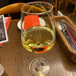 Mi-To Ando Wain Nikusakaba Saru-Te - I'm Chardonnay from California(グラス869円)
      パイナップルの甘い香りのするトロピカルな白ワイン。酸味が円やかなのもパイナップルっぽさを際立たせる。