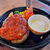 レストランせんごく - トマ玉ハンバーグは深皿タイプの鉄板に乗り、ジュージューと音を立てながら運ばれて来ます。