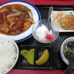 横浜飯店 - 酢豚定食(880円)