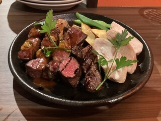 TOM TOKYO - 肉盛り合わせ
                        ・蝦夷鹿マルサラソース
                        ・米国産牛ロース
                        ・鶏胸肉のグリル