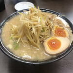 Tonkoturamen maruiti - ネギ山ラーメン、味玉(中華麺)