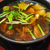 出羽屋 - 山菜そば付籠膳￥3,300税込の大きな茸鉄鍋１人前(R3.11.5撮影)