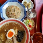 三島屋 - チャーシュー麺、半チャーハン、サラダ、ザーサイ、杏仁豆腐、ウーロン茶のセット税込1100円