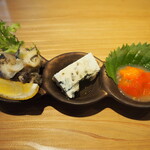 立ち飲み テッケン - 珍味三種盛（つぶ貝わさび、ブルーチーズとはみちつ、ばくらい）