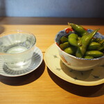 立ち飲み テッケン - 鳳凰美田 赤判 純米大吟醸 ＆ 枝豆にんにく醤油漬け