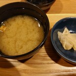 Yumean - カツ丼につく味噌汁とおしんこ。