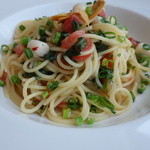 TRATTORIA La Wasabi - 子柱と完熟トマトのビアンコ爽やかな大葉の香り（ランチセット\950）！