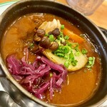 CURRY CLUB キュイエール - 黒毛和牛カシラ肉のビーフカレー
            柔らかく煮込まれたお肉がたっぷり。
            どのカレーにも具材がたっぷり入っています。