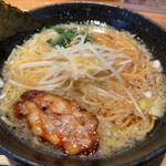 Nakajima Tei - こくまろラーメン
                白湯スープのようですが白いのは背脂
                スープ自体は清湯スープです