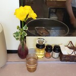 春木屋 - 提供される水と調味料等(R2.3.26撮影)