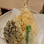 すし徳灑落 - 天ぷら。茄子、南瓜、しし唐、海老、白身の魚で皮が赤いやつの5点盛り。