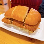 Komeda Ko Hi Ten - 同行者が頼んだ味噌カツパン。これ、かなり大きいです。そして分厚い。同行者はニコニコでしたww