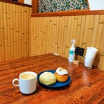 バハギアベーカリー - 店内のイートインスペース / 左からホットコーヒー、紅茶パン、シナモンロール