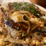 Shichi fuku - 
                        追加トッピングしたスライスニンニクが
                        肉玉そばと共に焼き上がり
                        芳香が刺し味になりますねー