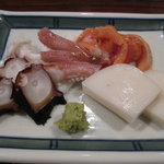 鮨芳 - お通し（いかゲソ・あかがいヒモ・たこ・かもぼこ）