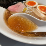 酒肴場 屯 - 淡麗清湯スープは煮干し感抑えめのマイルド仕立て