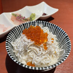 酒肴場 屯 - ご飯の上には釜揚げシラスとイクラ