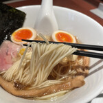 酒肴場 屯 - 三河屋製麺の細ストレート麺はしなやかながらコシのある茹で上がり