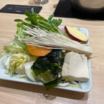 ひとりしゃぶしゃぶ 七代目 松五郎 - 野菜は基本セットに含まれています。