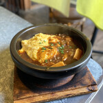 アジア洋食厨房 - ・四川風 トロトロ牛スジの陶板ごはん 1,300円/税込
            (生春巻き、スープ、黒ごま白玉だんご)
            ・大盛り 200円/税込