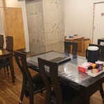 地鶏と手作り餃子が旨い店 一 - 店内テーブル席