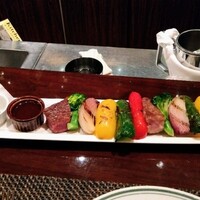 ウルフギャング・ステーキハウス 丸の内店 - 熟成肉と野菜のプロシェット