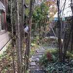 ジュエーメ - 柵の中は自然風のアプローチ