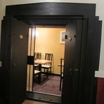 割烹蒲焼 横浜八十八 - 金庫の扉の個室