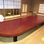 久壷庵 - ＜店内見学＞２０人位座れる掘り炬燵のお部屋。１枚板の座卓がとても立派で美しい！。「他のお部屋のお写真も撮りたい。」と申し上げたら、門お料理長さん自らご案内して下さいました。(^ ^)/
