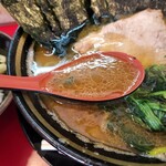 家系ラーメン王道 神道家 - 脂多めのスープ