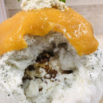 かき氷店 小桃 - 中には胡桃とラムレーズンチーズクリーム