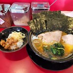 家系ラーメン王道 神道家 - ラーメンの脂多めに海苔とバラ一枚