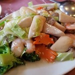 獅門酒楼 - 海鮮三種と野菜の薄塩炒め。
