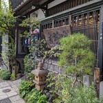 神田まつや - 寒椿が綺麗な店頭