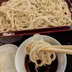 神田まつや - 蕎麦を手繰る