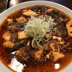 人力俥 - 魚介香る味噌スープにラー油香る辛痺麻婆豆腐が乗ります。