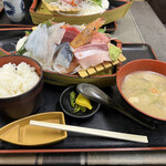 カネセイ - お刺身舟盛り定食　豚汁付き