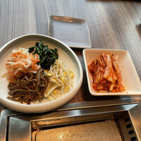 焼肉うしごろ 新宿三丁目店 - たべごろコース
                    ナムル盛り合わせ
                    白菜キムチ