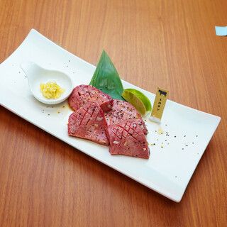 Our highly recommended "Special Thick Sliced Tongue Salt" has a texture that melts in your mouth.