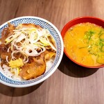 吉野家 - 大判豚肩ロース焼き丼（旨ダレ生姜）、豚汁